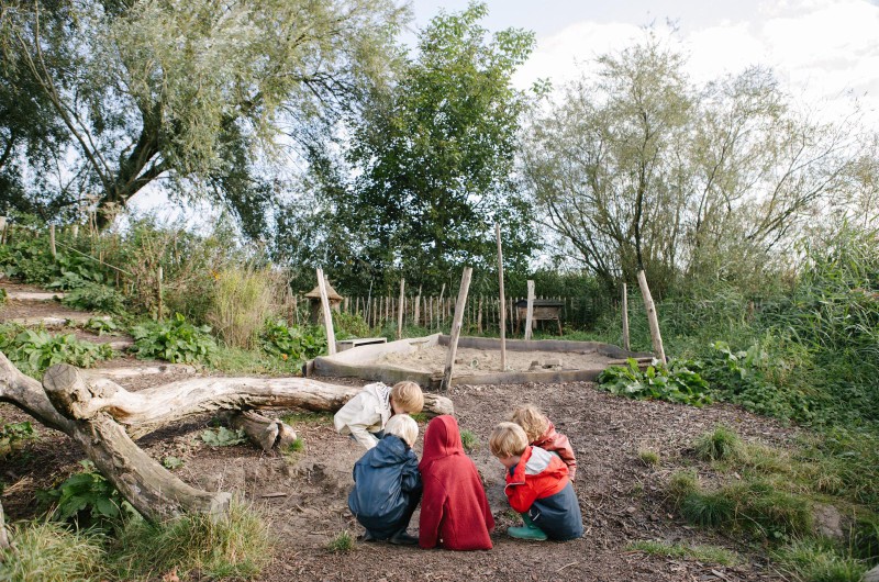 Een groen schoolplein met duurzaam hout Een groen schoolplein met duurzaam hout